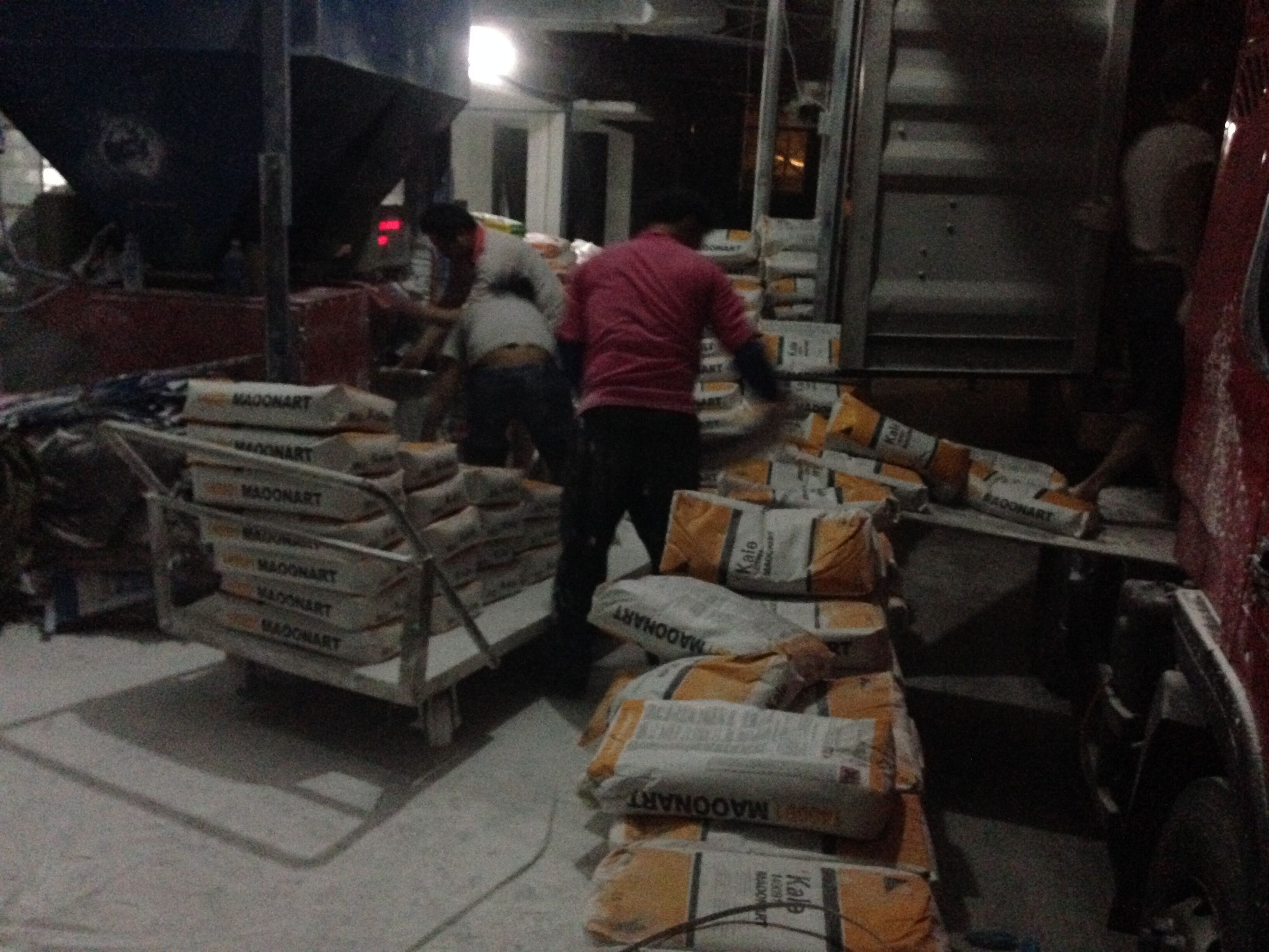 忙碌裝車 忙碌裝車